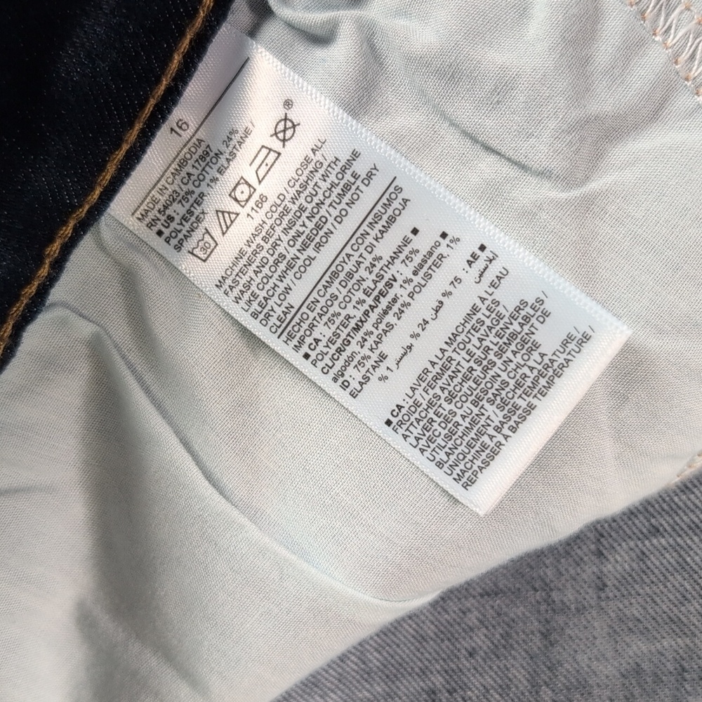 Old Navy Mid-Rise Dark Wash Denim Jean Shorts Size 16 - Picture 8 of 9